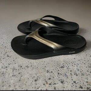 OOFOS OOlala‎ Luxe Flip Flops Sandals Womens 7 Black Thong Black Gold Comfort